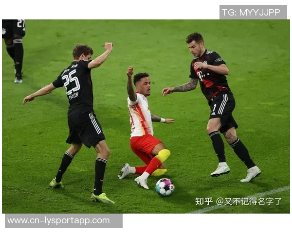 拜仁25-26赛季全家福揭晓夏窗四新援与德超杯奖杯沙拉盘同框亮相 拜仁25-26赛季全家福揭晓夏窗四新援与德超杯奖杯沙拉盘同框亮相