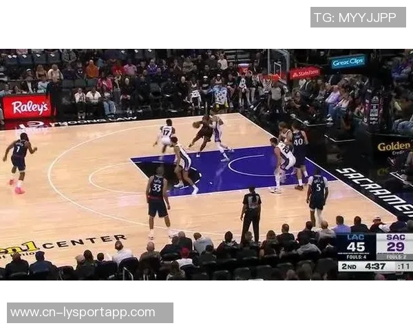 莱昂纳德半场表现抢眼19分钟内高效得分17分助球队争胜