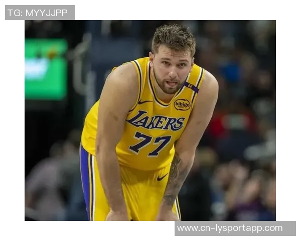 东契奇向里夫斯展示扭伤手指里夫斯惊呼难以置信的反应引发热议 东契奇向里夫斯展示扭伤手指里夫斯惊呼难以置信的反应引发热议